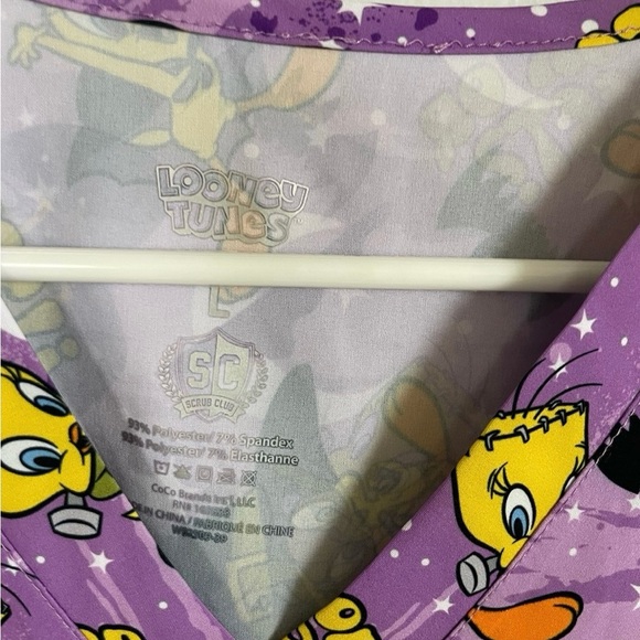 Looney Tunes Women’s Spooky Tweety Bird Halloween Scrub Top size large - Picture 3 of 3
